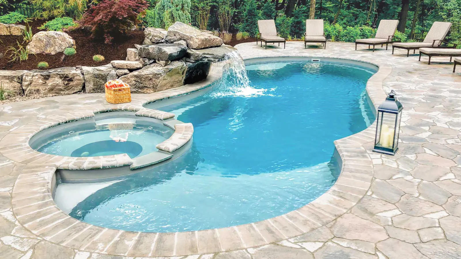 The Allure™, a fiberglass pool design manufactured by Leisure Pools